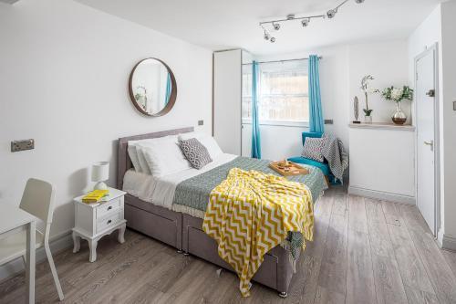 Studio Flat close to Shoreditch and Brick Lane - Tap to explore photos