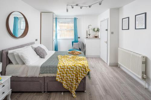 Studio Flat close to Shoreditch and Brick Lane - Tap to explore photos