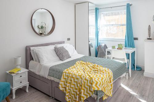 Studio Flat close to Shoreditch and Brick Lane - Tap to explore photos