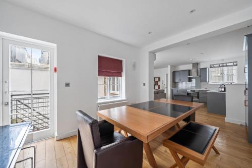 Stunning 2 bed 2 bath with air con + garden - Tap to explore photos