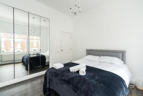 Stylish 2 bedroom at Hammersmith - Tap to explore photos
