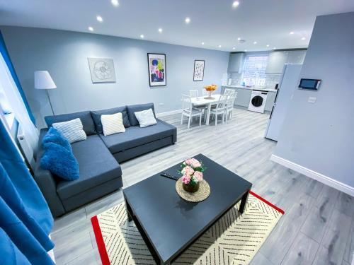 Spacious 2-Bedroom Flat in London - F3 - Tap to explore photos