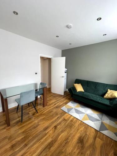 Stunning Luxury One Bedroom Serviced Apartment - Central London - Tap to explore photos