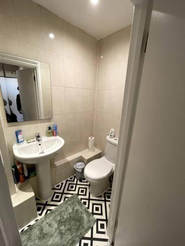 Stunning Luxury One Bedroom Serviced Apartment - Central London - Tap to explore photos