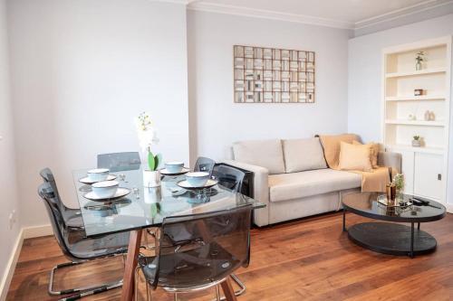 Stunning views modern décor flat in Kensington - Tap to explore photos
