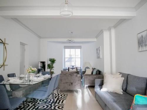 Super Spacious 3 Bedroom and 3 Bathroom Apartment - Tap to explore photos