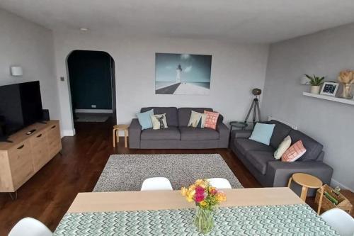 Stunning Wimbledon flat - Tap to explore photos