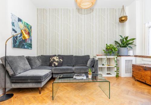 Stunning 2BR Apt wPatio in Dalston, 2 min to Tube - Tap to explore photos