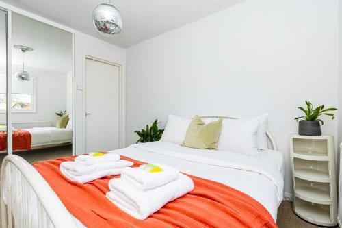 Stunning 2BR Apt wPatio in Dalston, 2 min to Tube - Tap to explore photos