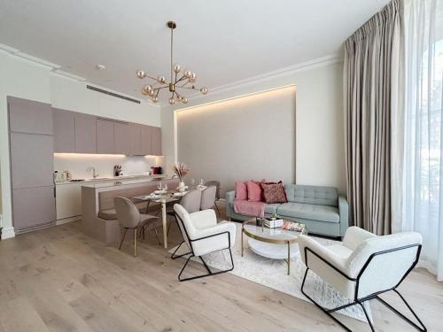 Stylish 2 bed flat on the iconic Gloucester Road - Tap to explore photos