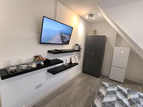 Studio style room, near Tooting Broadway station - Tap to explore photos