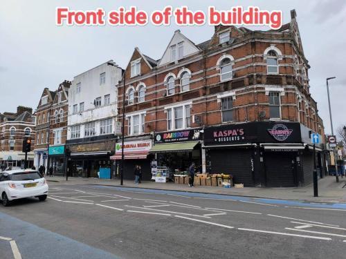 Studio style room, near Tooting Broadway station - Tap to explore photos