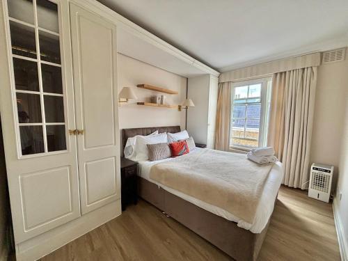 The Mozart Suite by Sloane Square - Tap to explore photos