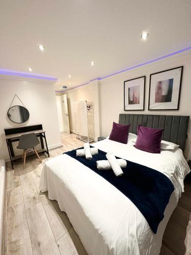 Stylish 3-Bedroom Flat in Prime Location - Tap to explore photos