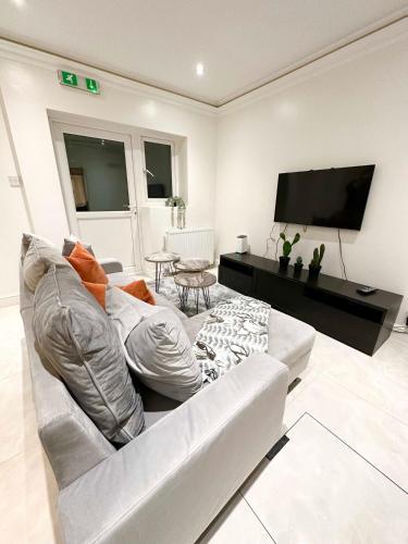 Stylish 3-Bedroom Flat in Prime Location - Tap to explore photos