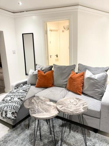 Stylish 3-Bedroom Flat in Prime Location - Tap to explore photos