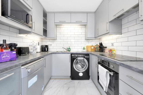 Waterside 4 Bed Apartment - Tap to explore photos