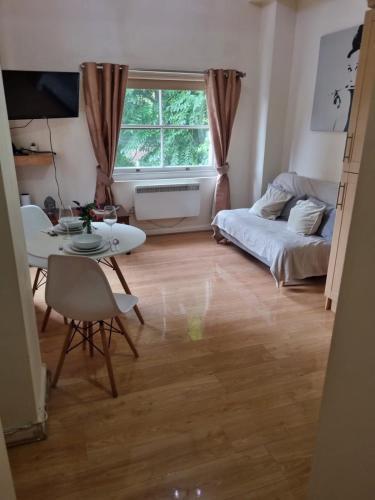 UK Chaps Retreat: Balcony Apartment - Tap to explore photos