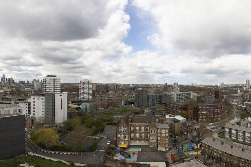 Spacious 3 bed with city views in Limehouse - Tap to explore photos