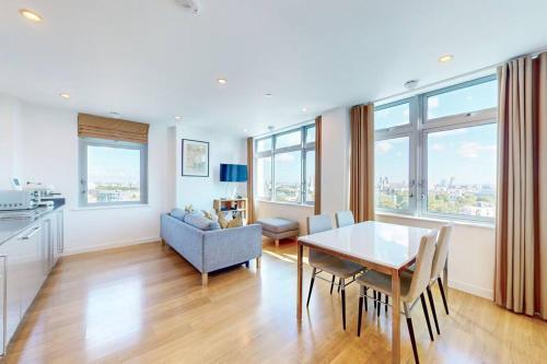 Spacious 3 bed with city views in Limehouse - Tap to explore photos