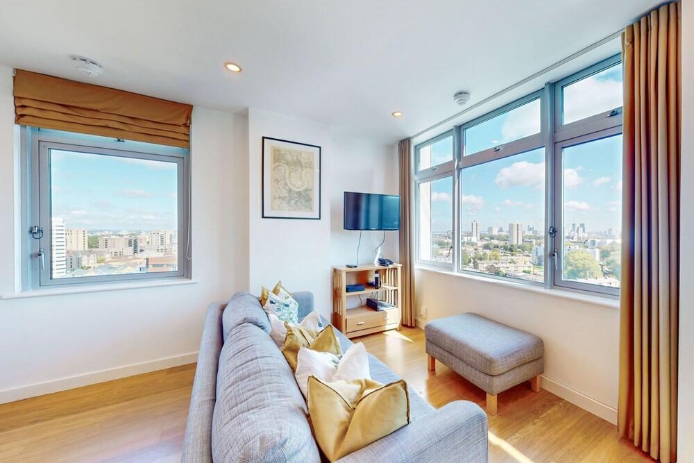 Spacious 3 bed With City Views in Limehouse