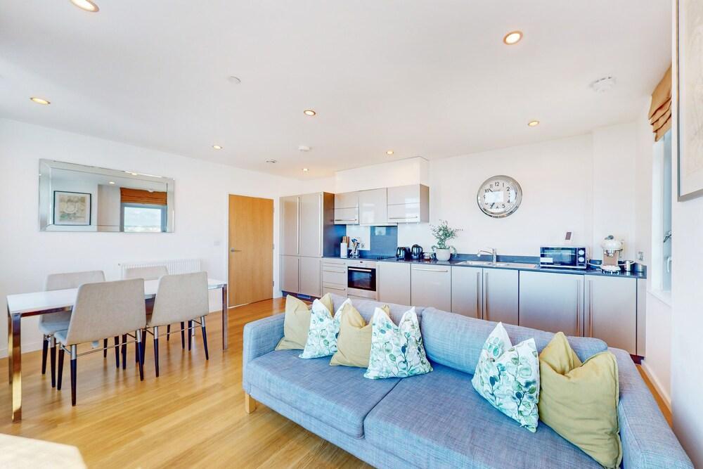 Spacious 3 bed With City Views in Limehouse - Tap to explore photos