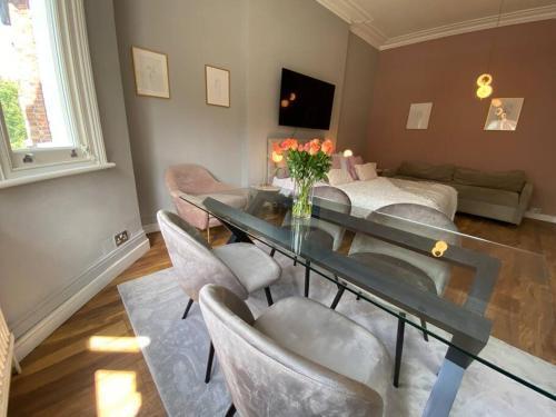 Studio for 3 near Regents Park n5 - Tap to explore photos