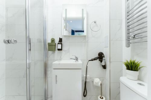 The Finsbury Park Star Apartments - Tap to explore photos