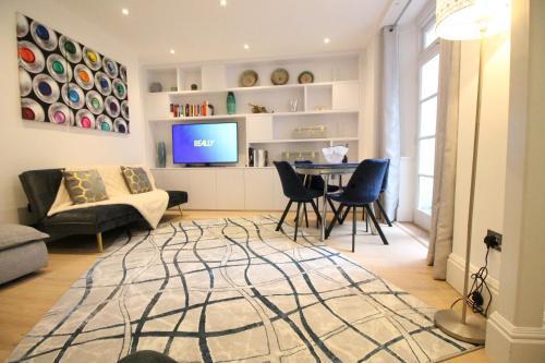 Trendy 2bedroom and 2 bathroom flat, quiet Nottinghill Street - Tap to explore photos