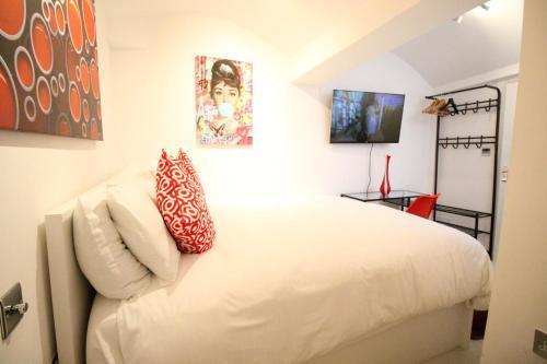 Trendy 2bedroom and 2 bathroom flat, quiet Nottinghill Street - Tap to explore photos
