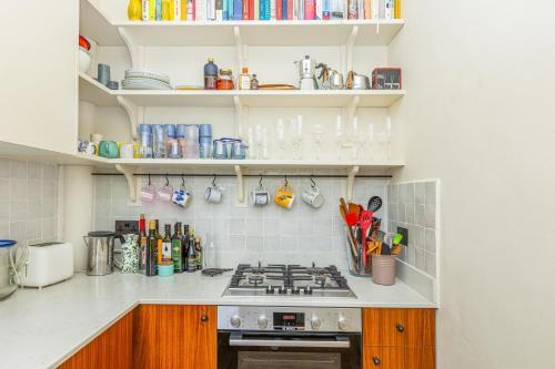 Victorian 1BR Flat, Hidden Gem in Hackney - Tap to explore photos