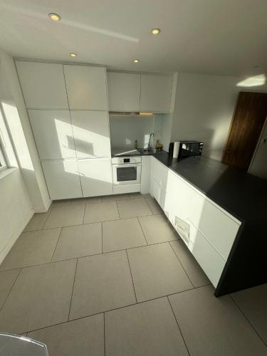 Two bed in Clapham - Tap to explore photos