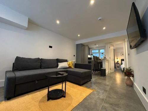 Two Bedroom House In Kilburn - Tap to explore photos