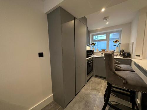 Two Bedroom House In Kilburn - Tap to explore photos
