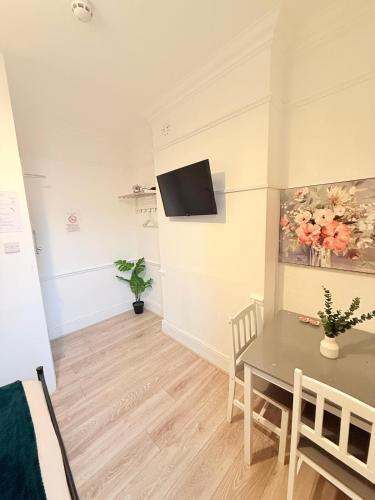 Wandsworth Guest Rooms 64 - Tap to explore photos
