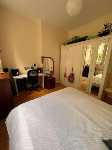 Victorian Flat in Hackney - Tap to explore photos