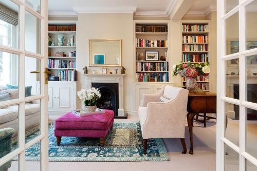 Veeve - Comfort in Kensington - Tap to explore photos