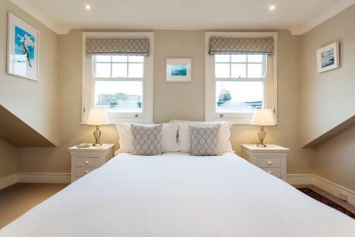 Veeve - Comfort in Kensington - Tap to explore photos
