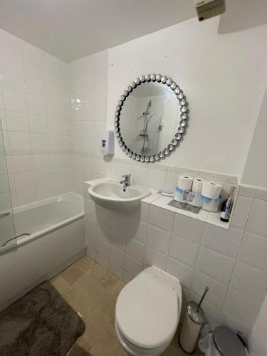 Woolwich 2Bedroom Apartment - Tap to explore photos