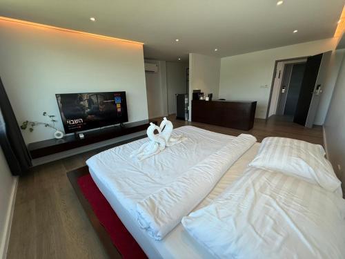 P168 Hostel Room Type - Deluxe - 1 King Bed