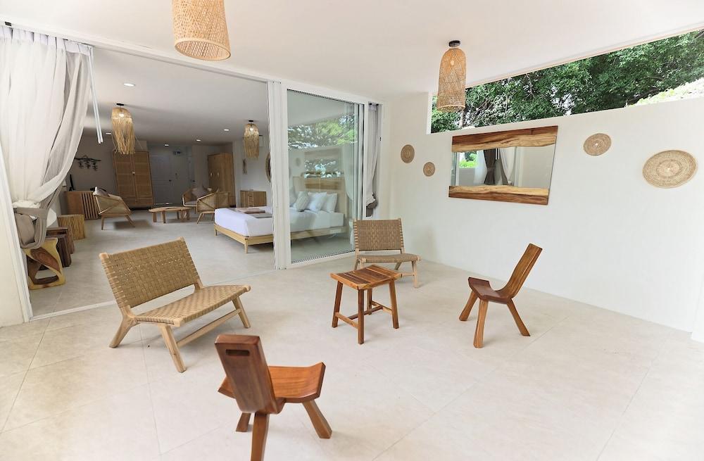 Blue Turtle Hotel Samui Room Type - Deluxe Suite, 1 King Bed, Terrace, Partial Sea View