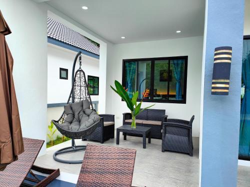 Cozy Pool House 3 min to beach - Tap to explore photos