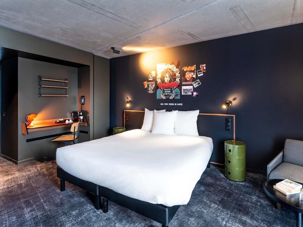 ibis Styles Paris Villejuif Room Type - Superior Room - 1 double bed, 1 single sofa bed, balcony
