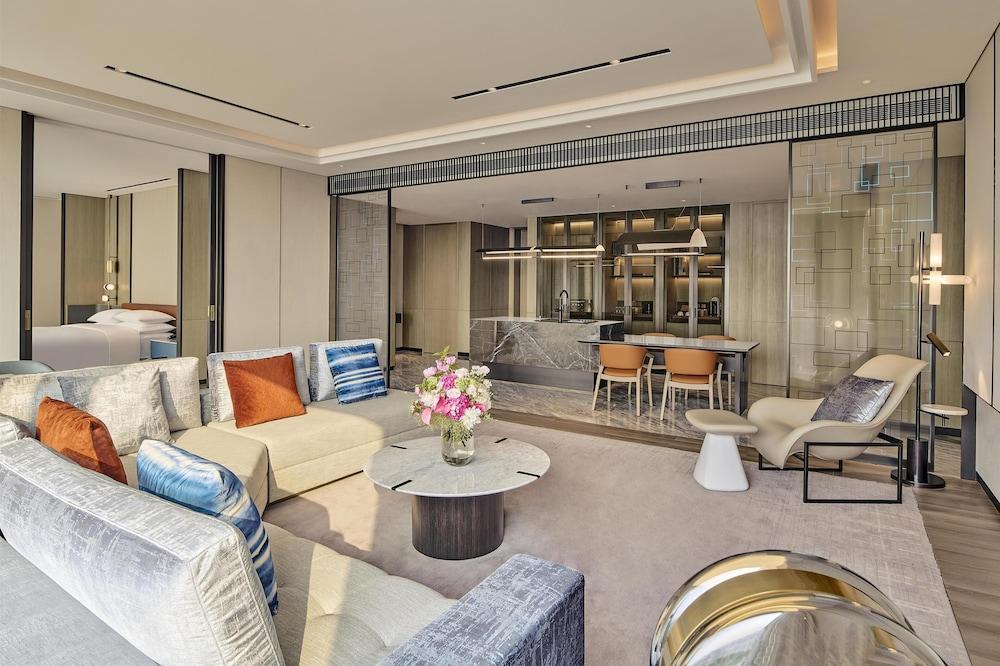 Hilton Shanghai Zhangjiang Science City Room Type - King Ambassador Suite