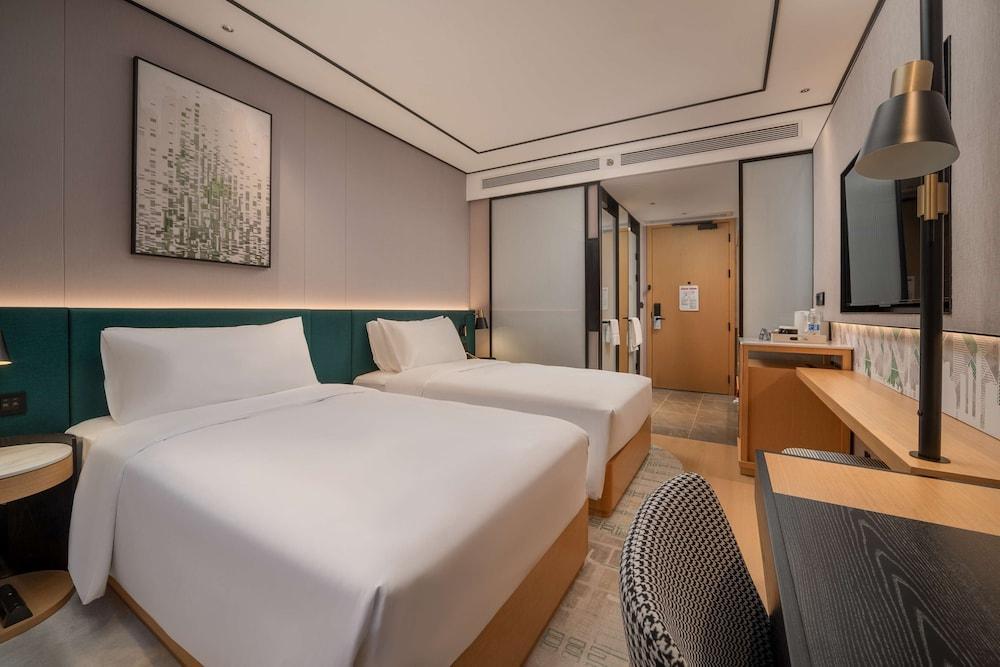 Hilton Garden Inn Shanghai Caoyang - Tap to explore photos
