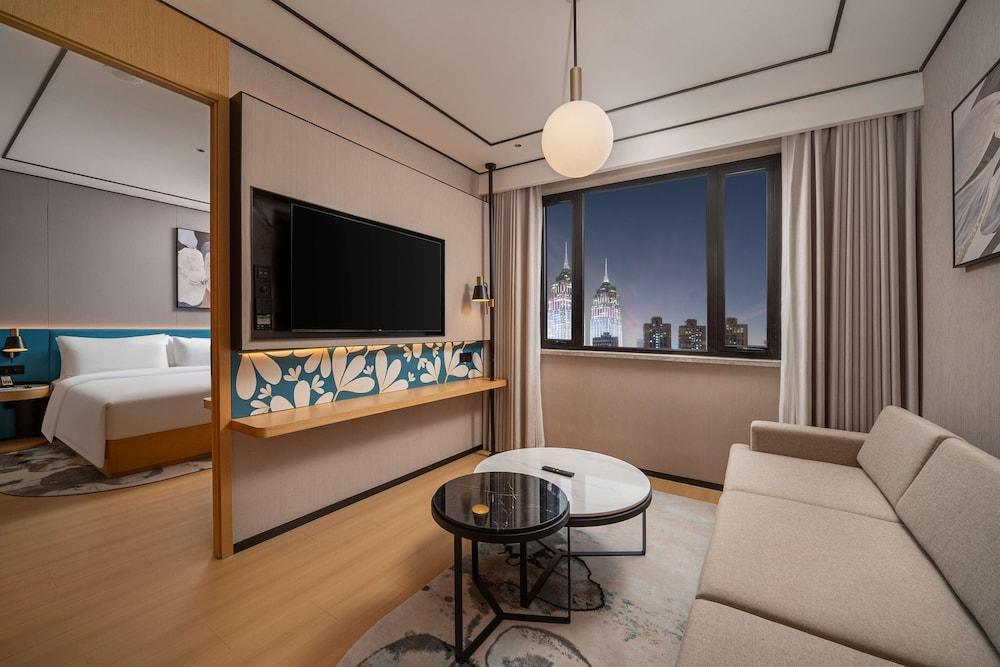 Hilton Garden Inn Shanghai Caoyang Room Type - Deluxe Suite, 1 King Bed
