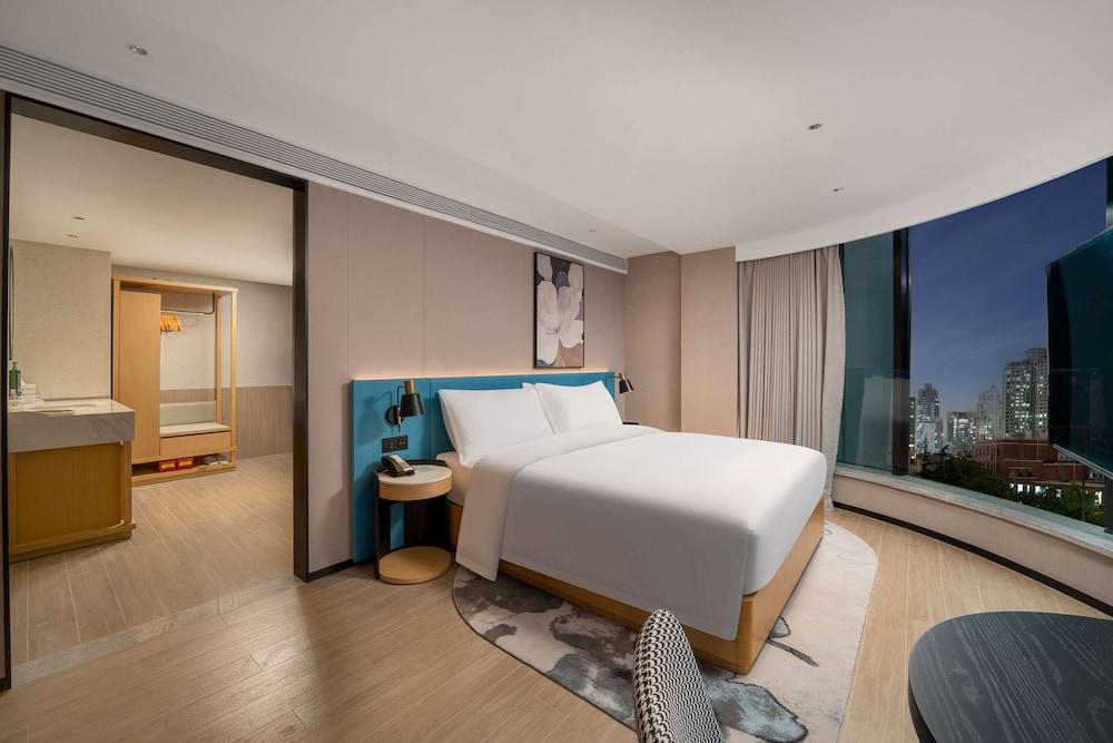 Hilton Garden Inn Shanghai Caoyang Room Type - Deluxe Room, 1 King Bed