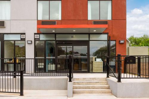 Days Inn by Wyndham Staten Island - Tap to explore photos