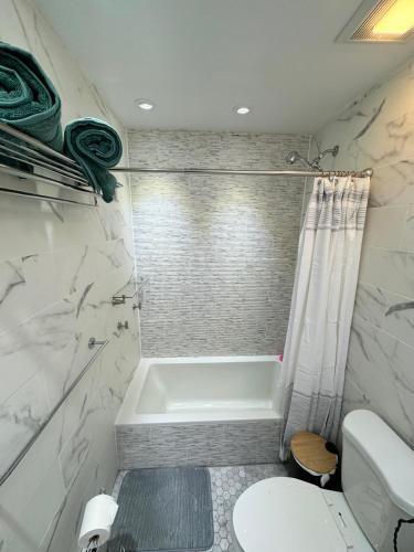 The Waltham Private Room & Bathroom JFK LGA 10min I 20min ManhattanPenn Station bullet-train - Tap to explore photos
