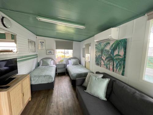 Mornington Peninsula Retro Caravans Room Type - Caravan - Polly Anna Mornington Peninsula Retro Caravans Room Type - Caravan - Polly Anna